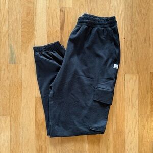 Vuori boyfriend cargo jogger black heather women’s Small